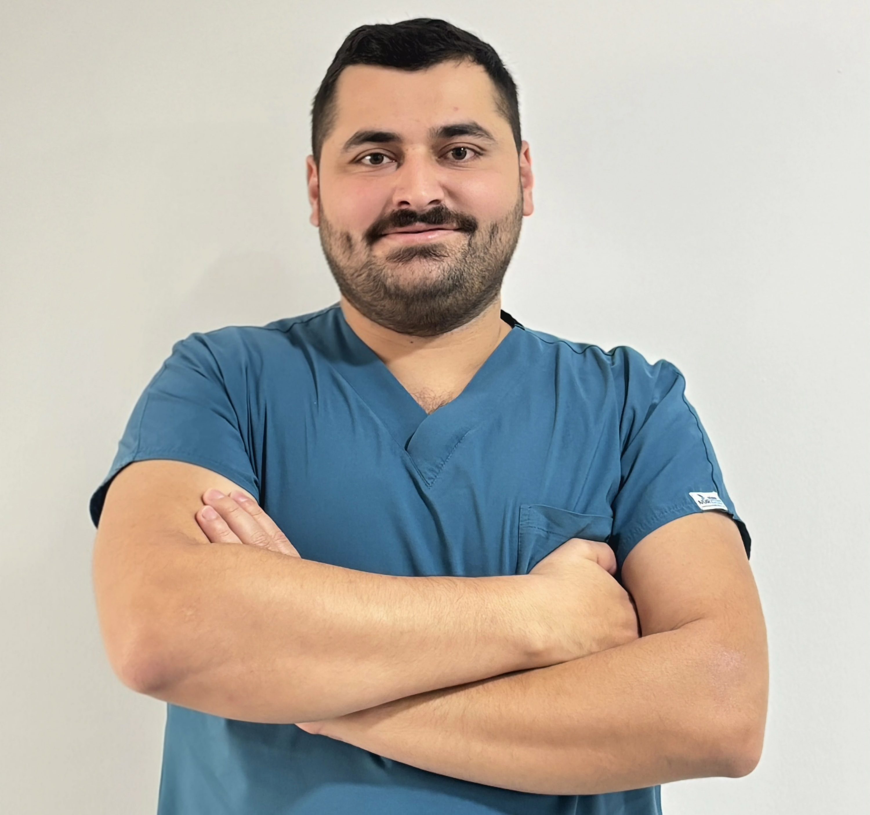 Çayıova'da diş polikliniği hizmetleri veren Özel Adnan Coşkun Diş Polikliinği fatih caddesi diş hekimi Hasan Tosun zirkonyum kaplama dişleri ile mumutlu gülümsüyor