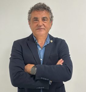Çayırova dişçi hizmetleri veren Adnan Coşkun Çayırova Ağız ve Diş Sağlığı Polikliniği kurucu hekimi Nezihi Adnan Coşkun'un zirkonyum dişleri ile bembeyaz gülerken resimi