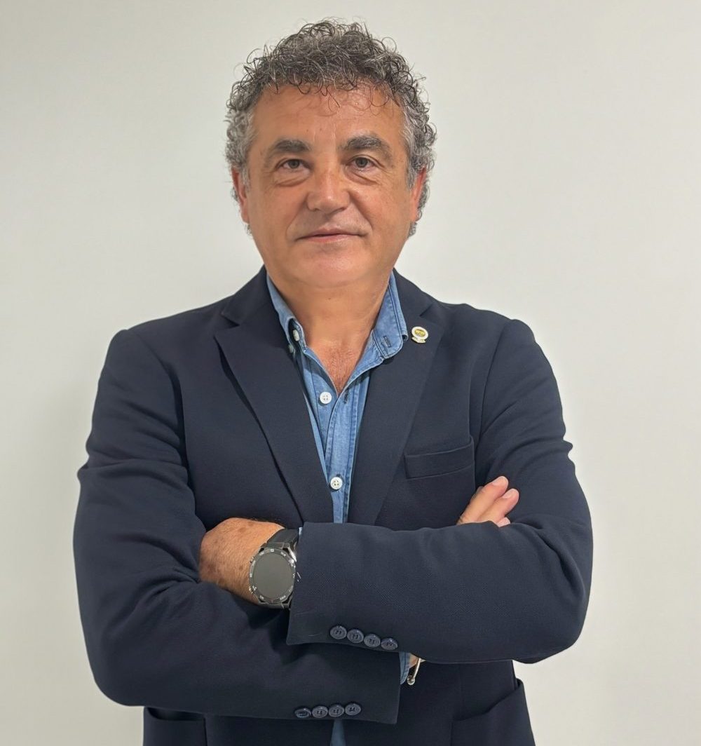 Çayırova dişçi hizmetleri veren Adnan Coşkun Çayırova Diş Polikliniği kurucu hekimi Nezihi Adnan Coşkun'un zirkonyum dişleri ile bembeyaz gülerken resimi