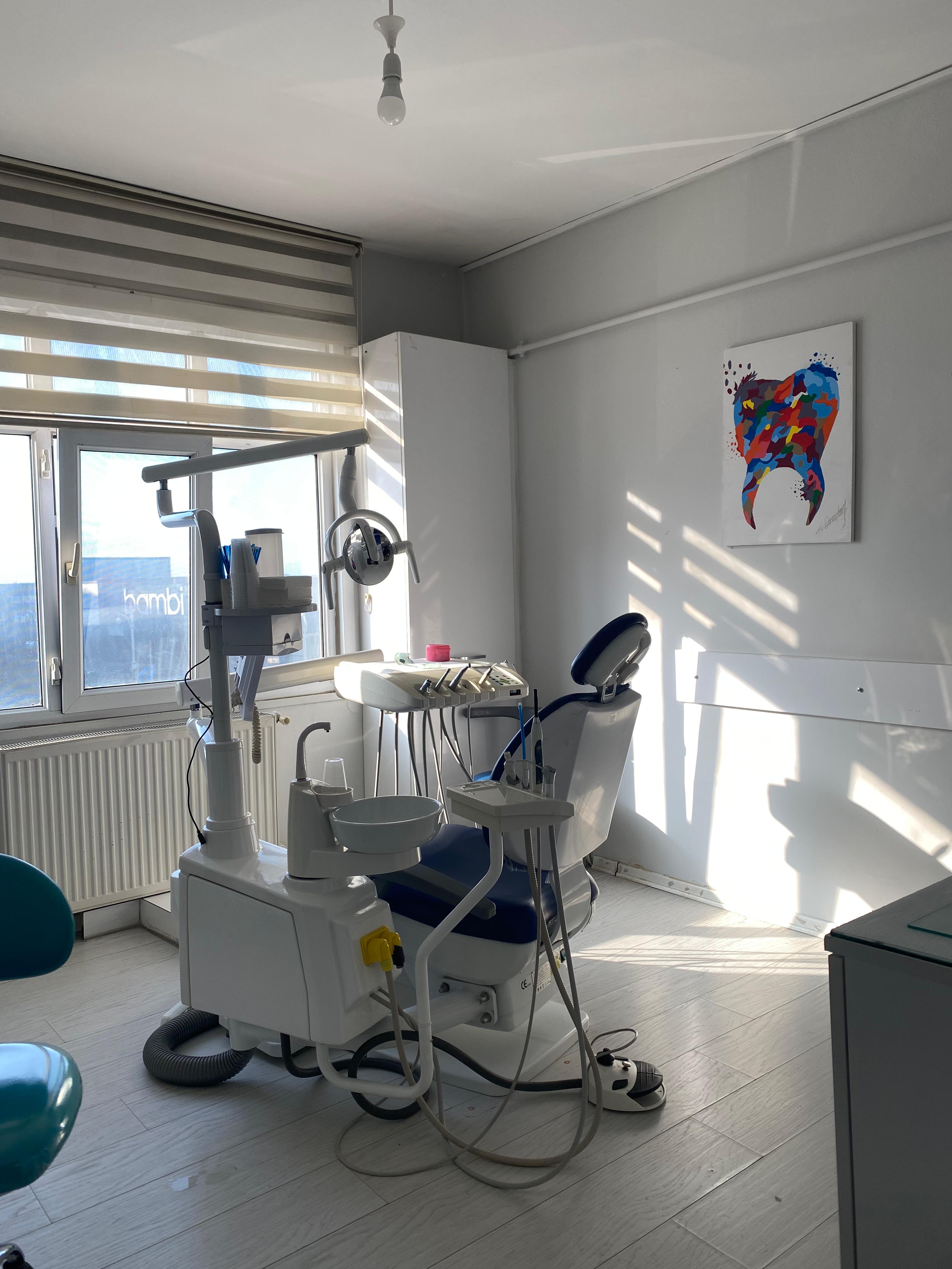 Çayırova diş polikliniği hizmetleri veren Adnan Coşkun Diş polikliniği içerisinde implant ve protez diş işlemleri yapılan bir diş muayene odası